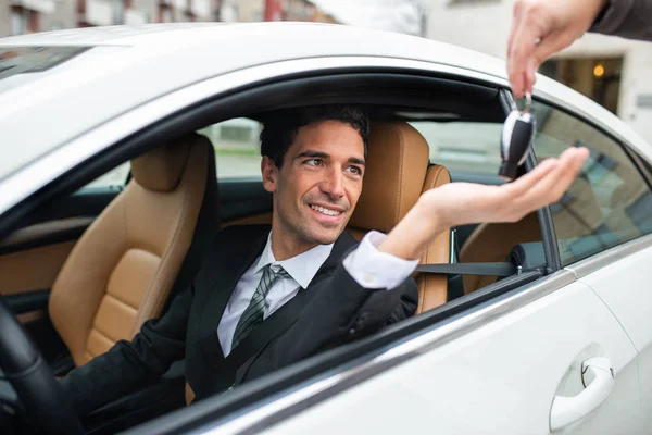 Uomo Prendendo Chiavi Della Sua Auto Dopo Manutenzione — Foto Stock