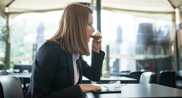 Affärskvinna Som Dricker Espressokaffe När Han Använder Tablett — Stockfoto