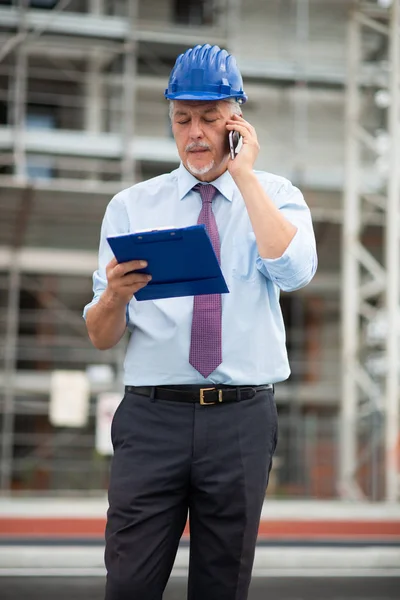 Старший Архітектор Розмовляє Телефону Вулиці Перед Будівельним Майданчиком — стокове фото