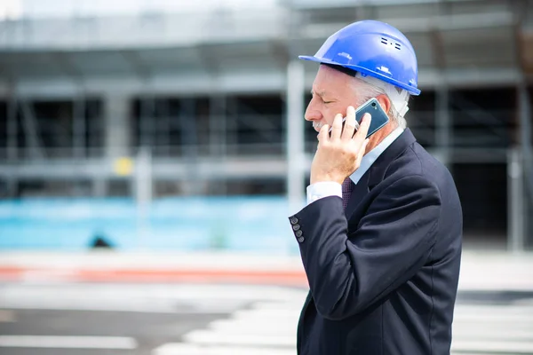 Arquiteto Sênior Falando Telefone Livre Frente Canteiro Obras — Fotografia de Stock