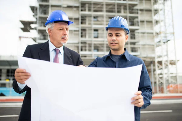 Arkitekt Som Förklarar Vad Som Ska Göras Med Platschefen Framför — Stockfoto