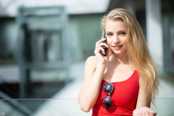 Lächelnde Junge Frau Telefoniert — Stockfoto