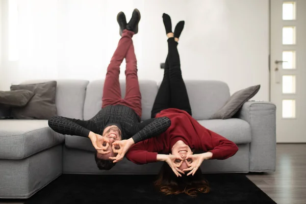 Feliz Pareja Divirtiéndose Casa — Foto de Stock