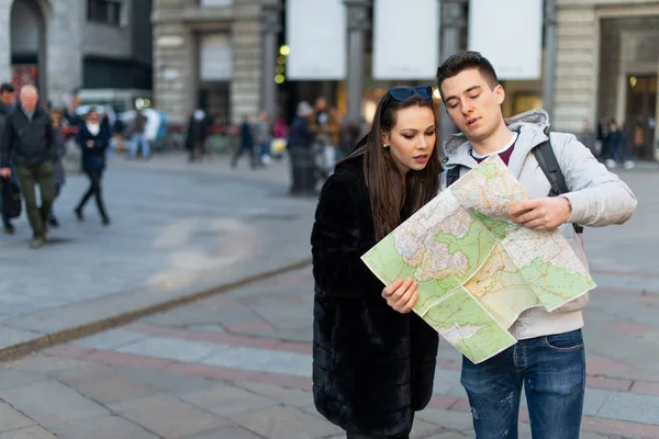 Feliz Casal Turistas Segurando Mapa Uma Cidade — Fotografia de Stock