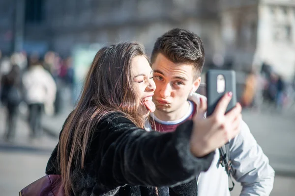 Pareja Turistas Tomando Selfie Ciudad Milán Italia — Foto de Stock