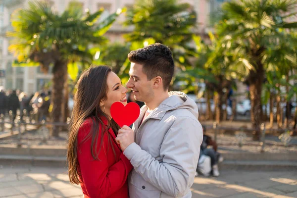 Genç Çift Öpücüklerini Bir Kalple Örtüyor — Stok fotoğraf
