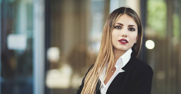 Une Jeune Femme Gestionnaire Confiante Plein Air Dans Cadre Urbain — Photo