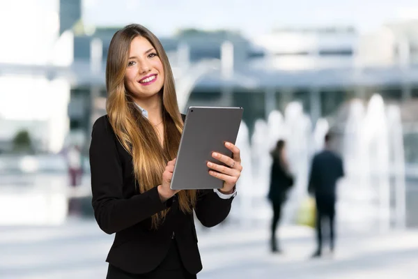 Χαμογελαστή Επιχειρηματίας Χρησιμοποιώντας Ένα Ψηφιακό Tablet Εξωτερική — Φωτογραφία Αρχείου