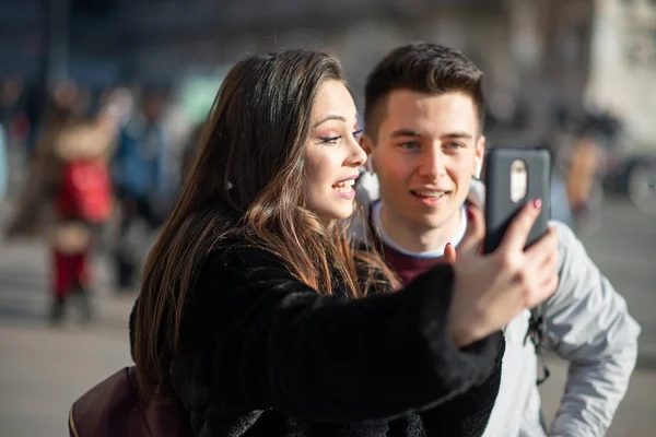 Néhány Turista Szelfit Készít Egy Európai Városban — Stock Fotó