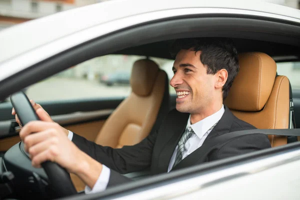 Lächelnder Geschäftsmann Steuer Seines Neuen Weißen Autos — Stockfoto