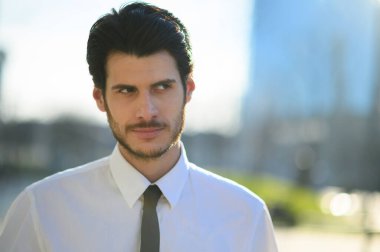 Şehirde genç bir işadamı 