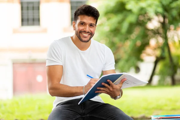 Bello Giovane Uomo Che Legge Libro Sulla Panchina Nel Parco — Foto Stock