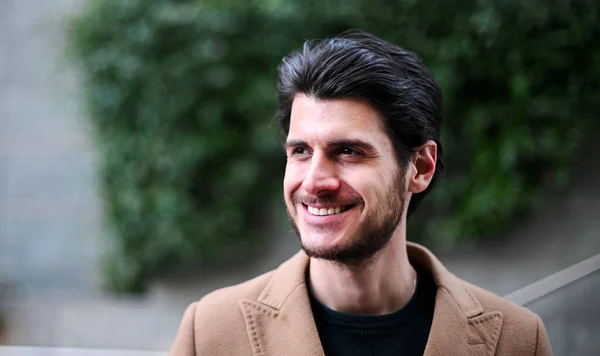 Beau Jeune Homme Souriant Plein Air Dans Des Tissus Élégants — Photo