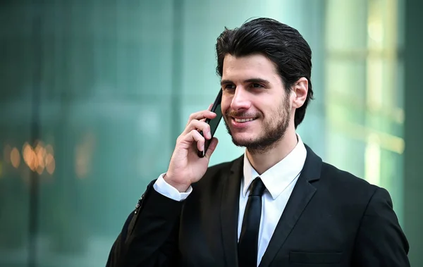 Şehir Merkezinde Genç Bir Yönetici Telefonda Konuşuyor — Stok fotoğraf