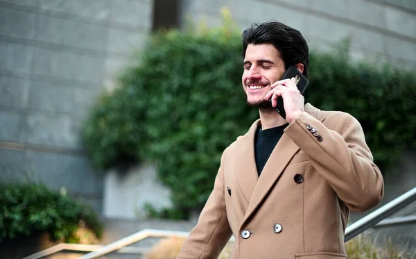 Hezký Elegantní Muž Mluví Telefonu — Stock fotografie
