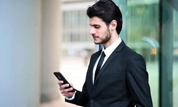 Bonito Jovem Gerente Usando Smartphone Livre — Fotografia de Stock