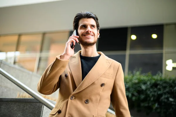 Guapo Elegante Vestido Hombre Hablando Por Teléfono —  Fotos de Stock