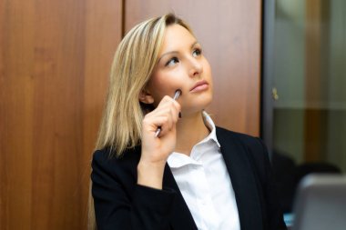 Genç bayan yönetici ofiste. 