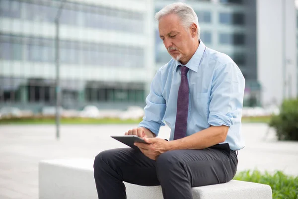 Hombre Negocios Senior Usando Tableta Aire Libre Mientras Está Sentado —  Fotos de Stock