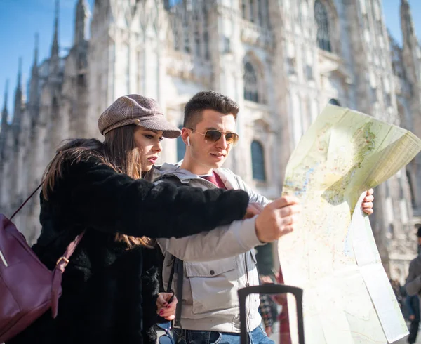 Talya Milano Elinde Harita Tutan Iki Genç Turist — Stok fotoğraf