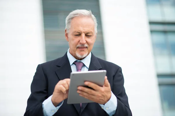 Executivo Sênior Usando Seu Tablet Frente Seu Escritório — Fotografia de Stock