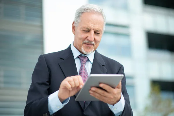 Zakenman Kijkt Naar Zijn Tablet Buiten Voor Zijn Kantoor — Stockfoto