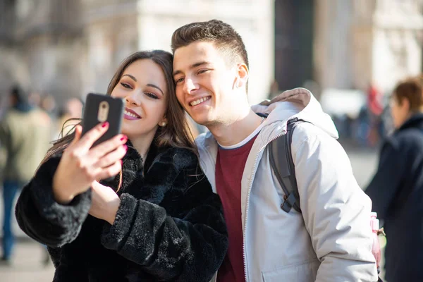 Couple Tourists Taking Selfie European City — Stock Photo, Image