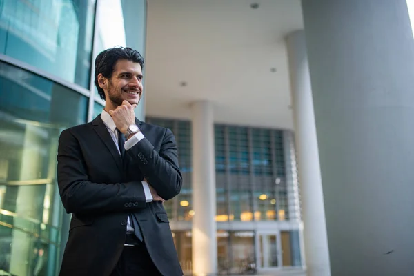 Retrato Hombre Negocios Sonriente Entorno Empresarial Moderno —  Fotos de Stock