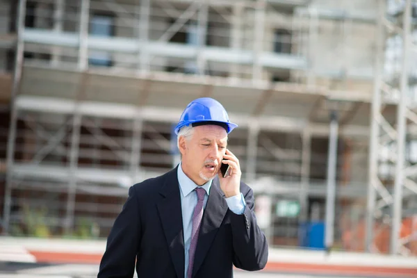 Arquiteto Sênior Falando Telefone Livre Frente Canteiro Obras — Fotografia de Stock