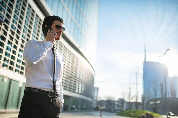 Retrato Empresário Sorridente Falando Telefone — Fotografia de Stock