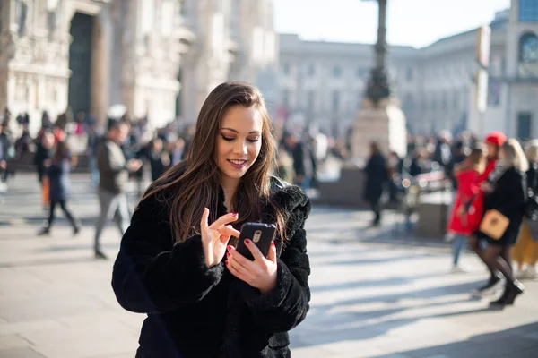 Женщина Использует Свой Смартфон Время Прогулки Европейскому Городу — стоковое фото