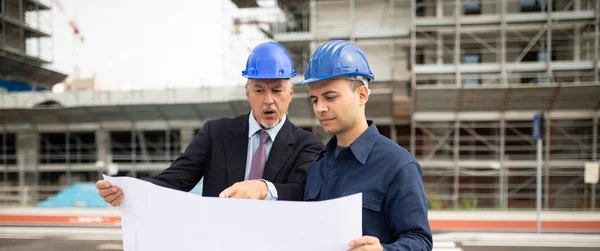 Architect Worker Discussing Drawing Front Construction Site — Stock Photo, Image
