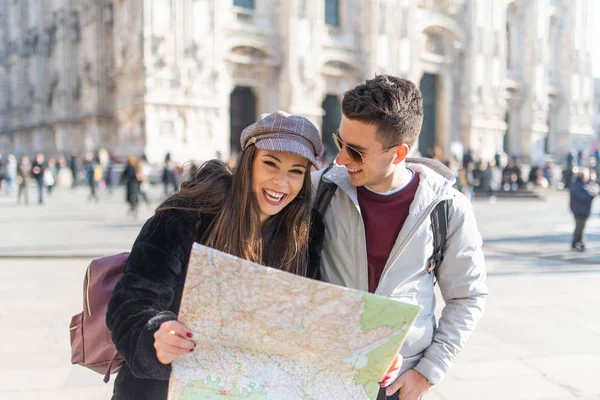 Jeune Couple Touristes Tenant Une Carte Milan Italie — Photo