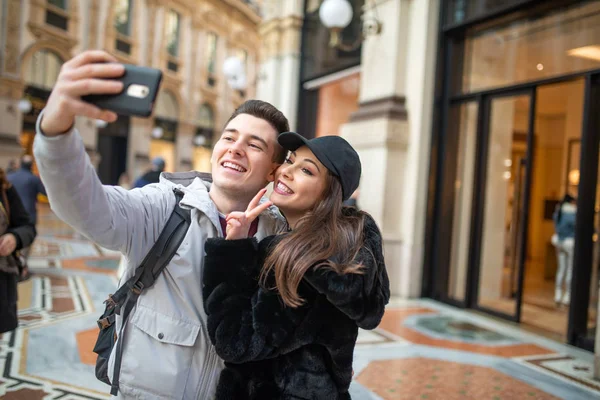 Couple Touristes Prenant Selfie Dans Une Ville Européenne — Photo