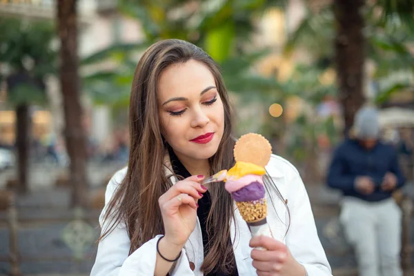 Femme Manger Gros Cône Crème Glacée Plein Air — Photo