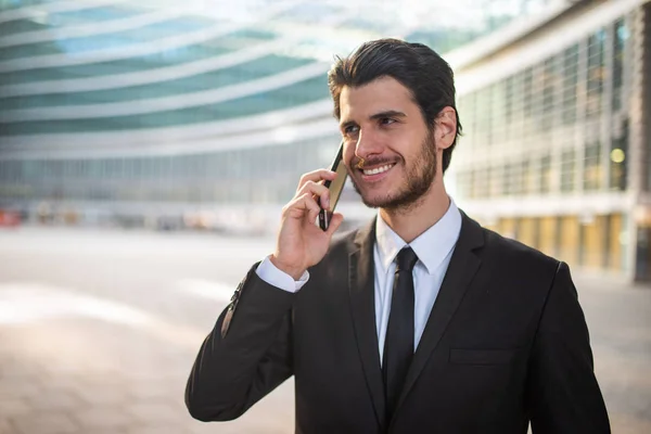 Portret Uśmiechniętego Biznesmena Rozmawiającego Przez Telefon — Zdjęcie stockowe