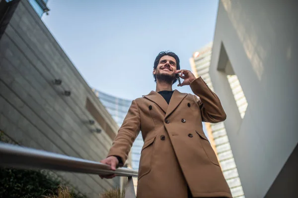 Uomo Sorridente Che Parla Telefono Mentre Cammina Lungo Una Scala — Foto Stock