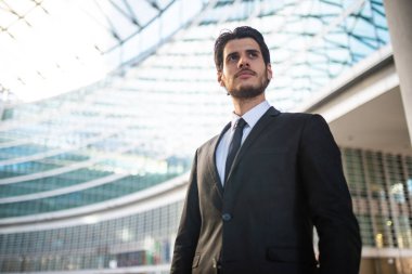 Modern bir iş ortamında bir iş adamının portresi.