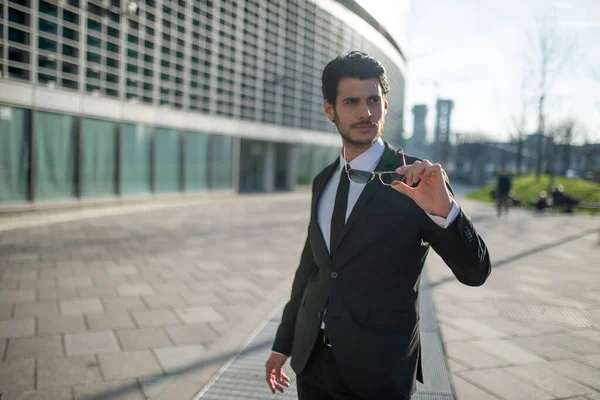 Retrato Empresário Confiante Bem Sucedido Andando Uma Cidade — Fotografia de Stock