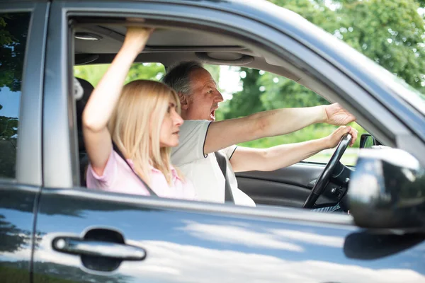 Pilote Colère Criant Dans Voiture Dame Est Effrayée — Photo