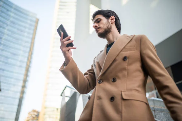 Молодой Человек Использует Свой Мобильный Телефон Открытом Воздухе Современном Городе — стоковое фото