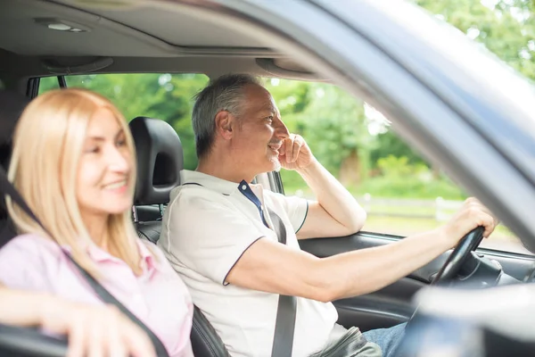 Szczęśliwa Para Seniorów Jadąca Podróż Samochodem — Zdjęcie stockowe