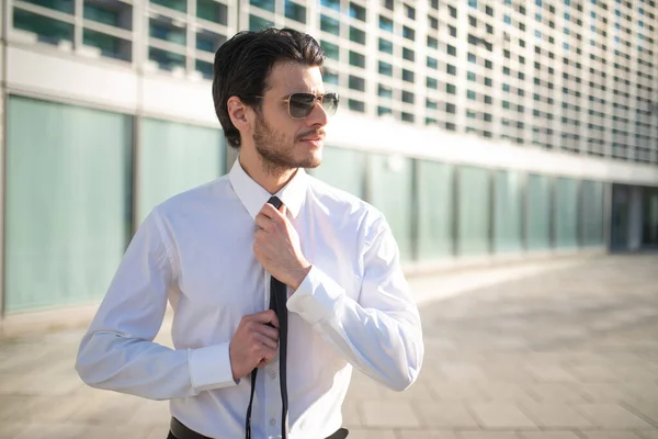 Uomo Affari Che Regola Sua Cravatta All Aperto Ambiente Business — Foto Stock