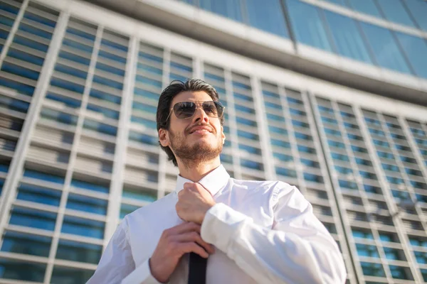 Üzletember Igazítja Nyakkendőjét Kültéri Modern Üzleti Környezetben Karrier Állásinterjú Koncepció — Stock Fotó