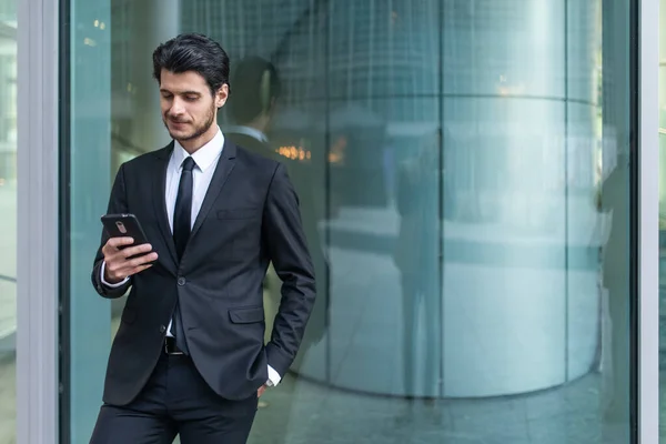 Zakenman Met Behulp Van Een App Zijn Smartphone Een Zakelijke — Stockfoto