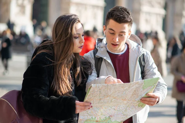 ミラノで地図を持っている観光客の若いカップル イタリア — ストック写真