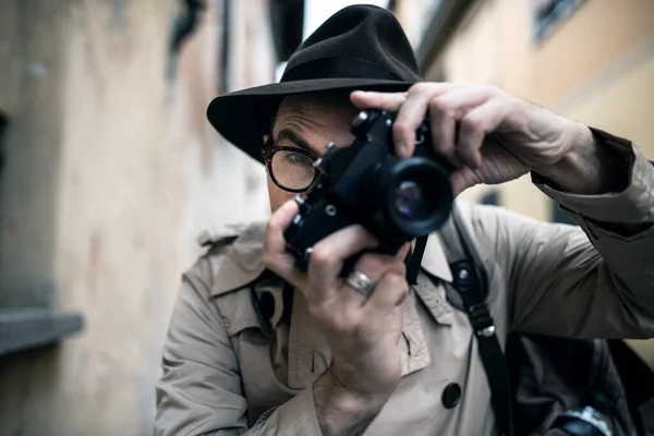 间谍或狗仔队摄影师 在城市街道上使用相机的人 — 图库照片