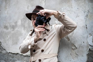 Dedektif onun vintage kamera ile bir şehir gecekondu resimleri alarak