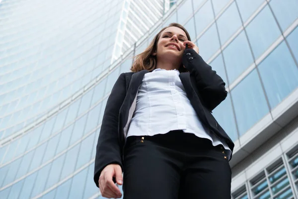 Ung Affärskvinna Pratar Sin Mobiltelefon — Stockfoto