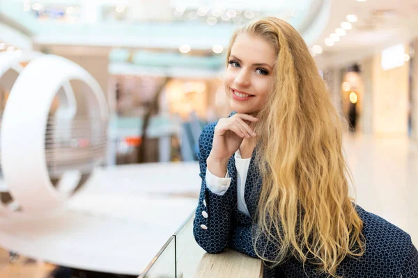 Lächelnde Geschäftsfrau Büro — Stockfoto